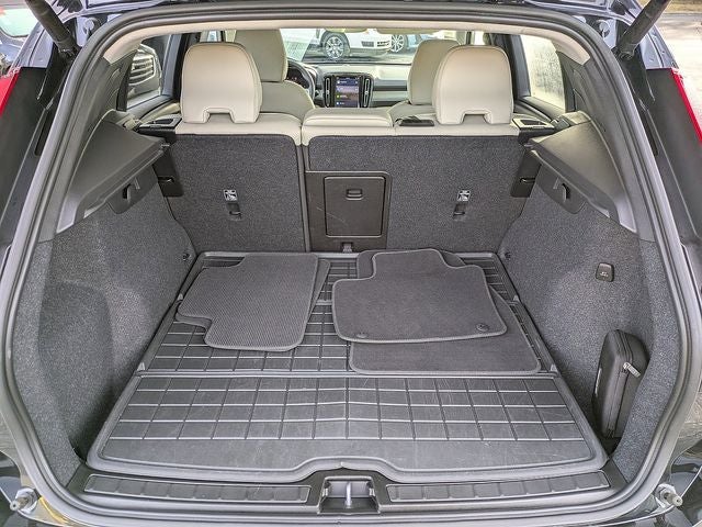 2023 Volvo XC40 B5 Plus Dark Theme