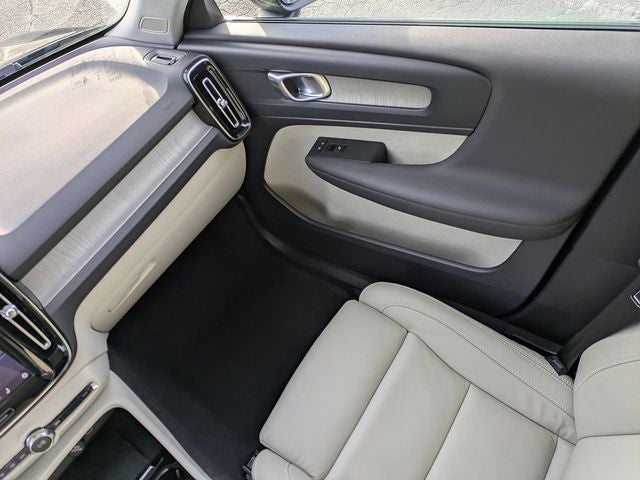 2023 Volvo XC40 B5 Plus Dark Theme