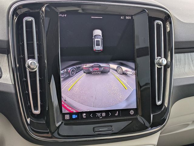 2023 Volvo XC40 B5 Plus Dark Theme