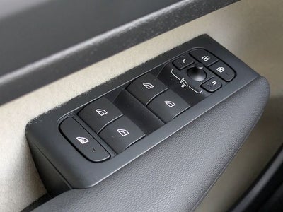 2023 Volvo XC40 B5 Plus Dark Theme