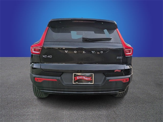 2023 Volvo XC40 B5 Plus Dark Theme